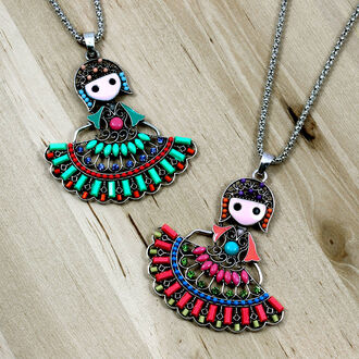 Krásný etno náhrdelník ve tvaru panenky s barevnými krystaly