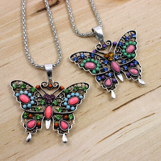Krásný etno náhrdelník ve tvaru motýla s barevnými krystaly