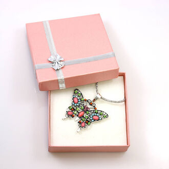 Krásný etno náhrdelník ve tvaru motýla s barevnými krystaly