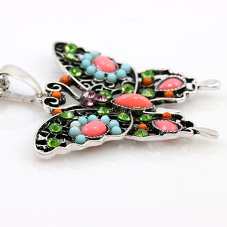 Krásný etno náhrdelník ve tvaru motýla s barevnými krystaly