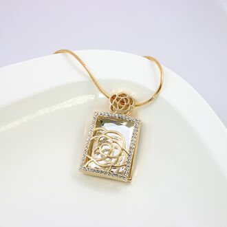Luxusní náhrdelník ve tvaru obdélníku s motivem růže a krystaly Swarovski elements