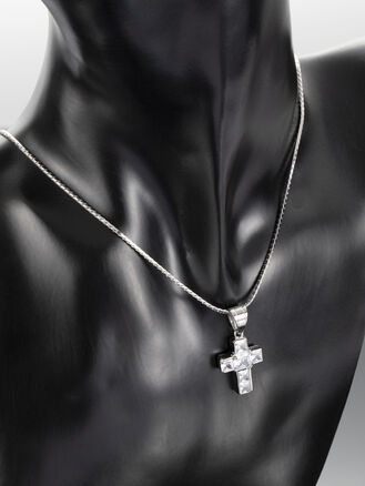 Moderní přívěsek ve tvaru kříže s hranatými čirými  zirkony z chirurgické oceli