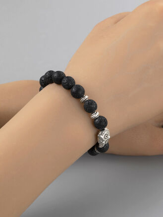 Krásný masivní náramek z korálků černého lávového kamene o průměru 0,8 cm a sovičkou