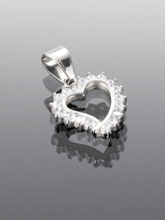 Exkluzivní přívěsek ve tvaru moderního srdce s čirými zirkony