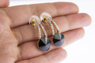 Náušnice visací s černým kamenem