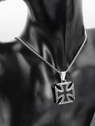 Krásný masivní přívěsek ve tvaru černého železného kříže