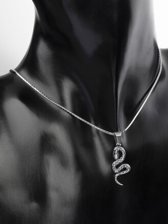 Exkluzivní přívěsek ve tvaru hada s rytými detaily z chirurgické oceli