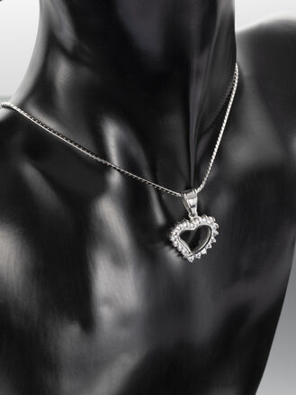 Exkluzivní přívěsek ve tvaru moderního srdce s čirými zirkony