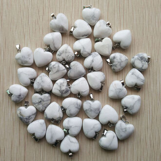 Přívěsek z Magnezitu (howlit) ve tvaru srdíčka