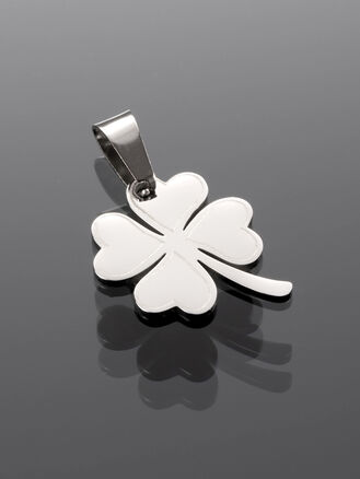 Krásný drobný přívěsek s motivem čtyřlístku