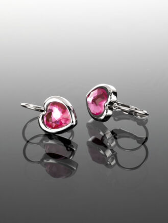 Moderní náušnice z chirurgické oceli se srdíčky vykládané krystaly