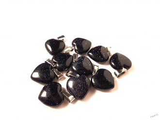 Přívěsek ve tvaru malého srdíčka z modrého slunečního kamene