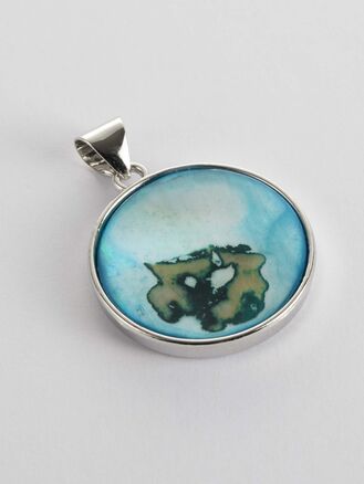 Krásný přívěsek ve tvaru kruhu s motivem slunce s modrou perletí 