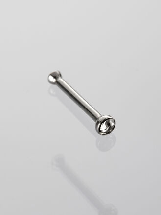 Nostril piercing do nosu ve tvaru tyčinky s drobným čirým krystalem z chirurgické oceli