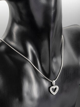 Luxusní přívěsek ve tvaru drobného srdíčka s drobnými čirými krystaly z chirurgické oceli