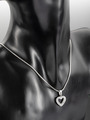 Luxusní přívěsek ve tvaru drobného srdíčka s drobnými čirými krystaly z chirurgické oceli