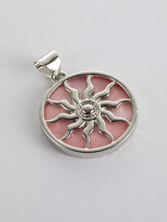 Krásný přívěsek ve tvaru kruhu s motivem slunce s růžovou perletí