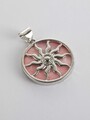 Krásný přívěsek ve tvaru kruhu s motivem slunce s růžovou perletí
