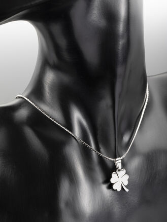 Krásný drobný přívěsek s motivem čtyřlístku