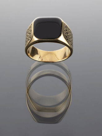Exkluzivní pánský prstýnek z chirurgické oceli zlaté barvy s výrazným černým kamenem a rytým motivem