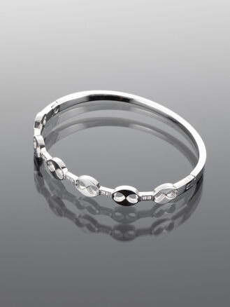 Zajímavý náramek z chirurgické oceli se stylizovanými srdíčky