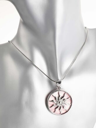 Krásný přívěsek ve tvaru kruhu s motivem slunce s růžovou perletí