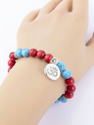 Exkluzivní náramek z korálků modrého a červeného barveného kamene s přívěskem ohm