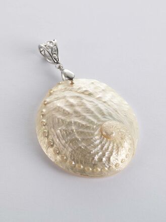 Krásný přívěsek ve tvaru oválu s motivem ulity z perleti Paua