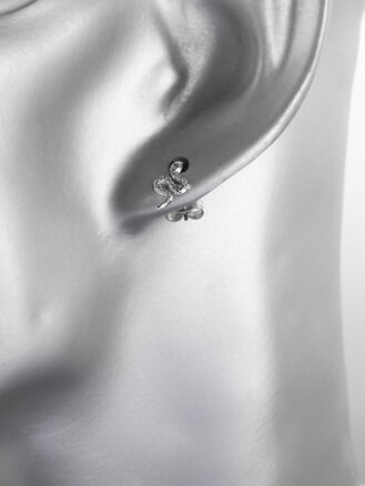 Krásné drobné náušnice ve tvaru hada z chirurgické oceli s rytými detaily