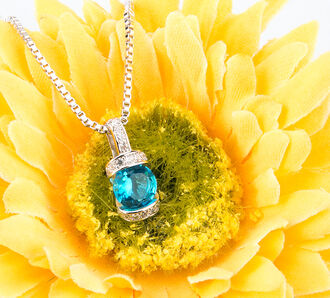 Luxusní náhrdelník s barevným krystalem zasazeným mezi kroužky s čirými krystaly