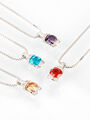 Luxusní náhrdelník s barevným krystalem zasazeným mezi kroužky s čirými krystaly