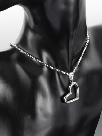 Výrazný přívěsek ve tvaru moderního srdce z chirurgické oceli