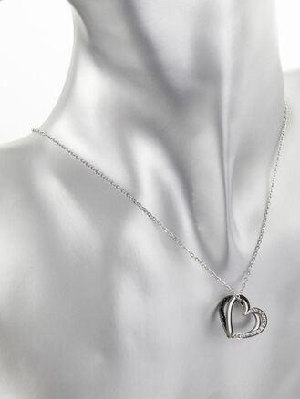 Krásný ocelový náhrdelník ve tvaru dvou prolínajících se srdcí vykládaný čirými krystaly