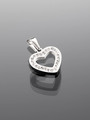 Luxusní přívěsek ve tvaru drobného srdíčka s drobnými čirými krystaly z chirurgické oceli