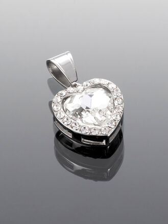 Luxusní přívěsek ve tvaru srdce s čirými krystaly