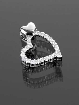 Krásný přívěsek ve tvaru moderního srdce s čirými krystaly z chirurgické oceli