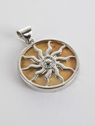 Krásný přívěsek ve tvaru kruhu s motivem slunce s béžovou perletí