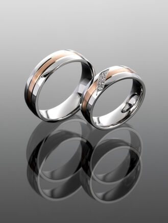 Exkluzivní sada prstýnků pro pár z chirurgické oceli s rytým proužkem měděné barvy nebo krystaly