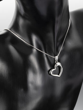 Luxusní přívěsek ve tvaru moderního srdce z chirurgické oceli