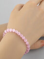 Krásný drobný náramek z korálků světle růžového ulexitu o průměru 0,6 cm