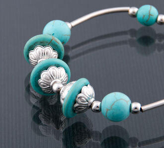 Náramek s tyrkenitovými korálky a ozdobami