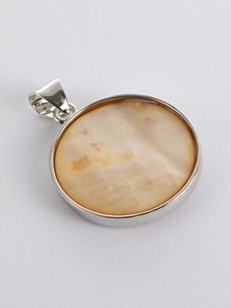 Krásný přívěsek ve tvaru kruhu s motivem slunce s béžovou perletí