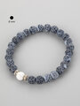 Krásný náramek z korálků tmavě modrého achátu a magnezitu 0,8 cm s drobnými zdobenými korálky 