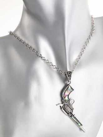 Krásný přívěsek ve tvaru pistole s perletí Paua