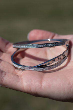 Krásný náramek z chirurgické oceli s řadou drobných čirých krystalů 