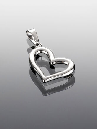Výrazný přívěsek ve tvaru moderního srdce z chirurgické oceli