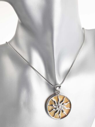 Krásný přívěsek ve tvaru kruhu s motivem slunce s béžovou perletí