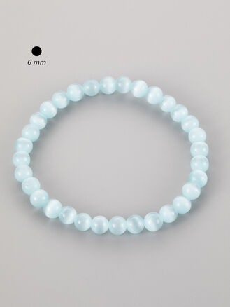 Krásný drobný náramek z korálků světle modrého ulexitu o průměru 0,6 cm