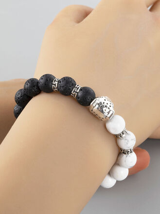 Krásný masivní náramek z korálků černého lávového kamene a bílého magnezitu s gepardem