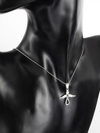 Exkluzivní přívěsek ve tvaru anděla s drobnými čirými krystaly z chirurgické oceli stříbrné barvy